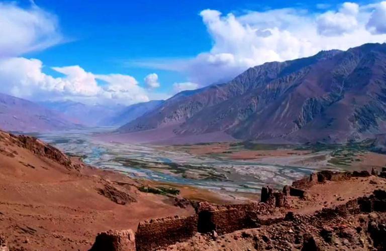 Trekking to the lake Sarez